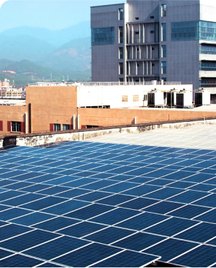 Zonnepanelen op het dak van een commercieel gebouw.