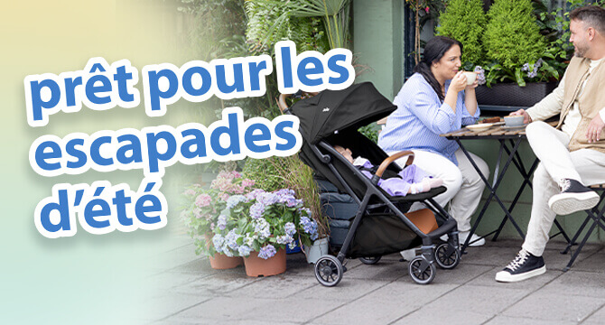 Des parents discutent autour d&rsquo;un caf&eacute; &agrave; une table en terrasse, dans un jardin. B&eacute;b&eacute; se d&eacute;tend confortablement &agrave; c&ocirc;t&eacute; d&rsquo;eux dans la poussette Joie pact pro. Le texte &agrave; l&rsquo;&eacute;cran met en avant les indispensables pour voyager en &eacute;t&eacute;.