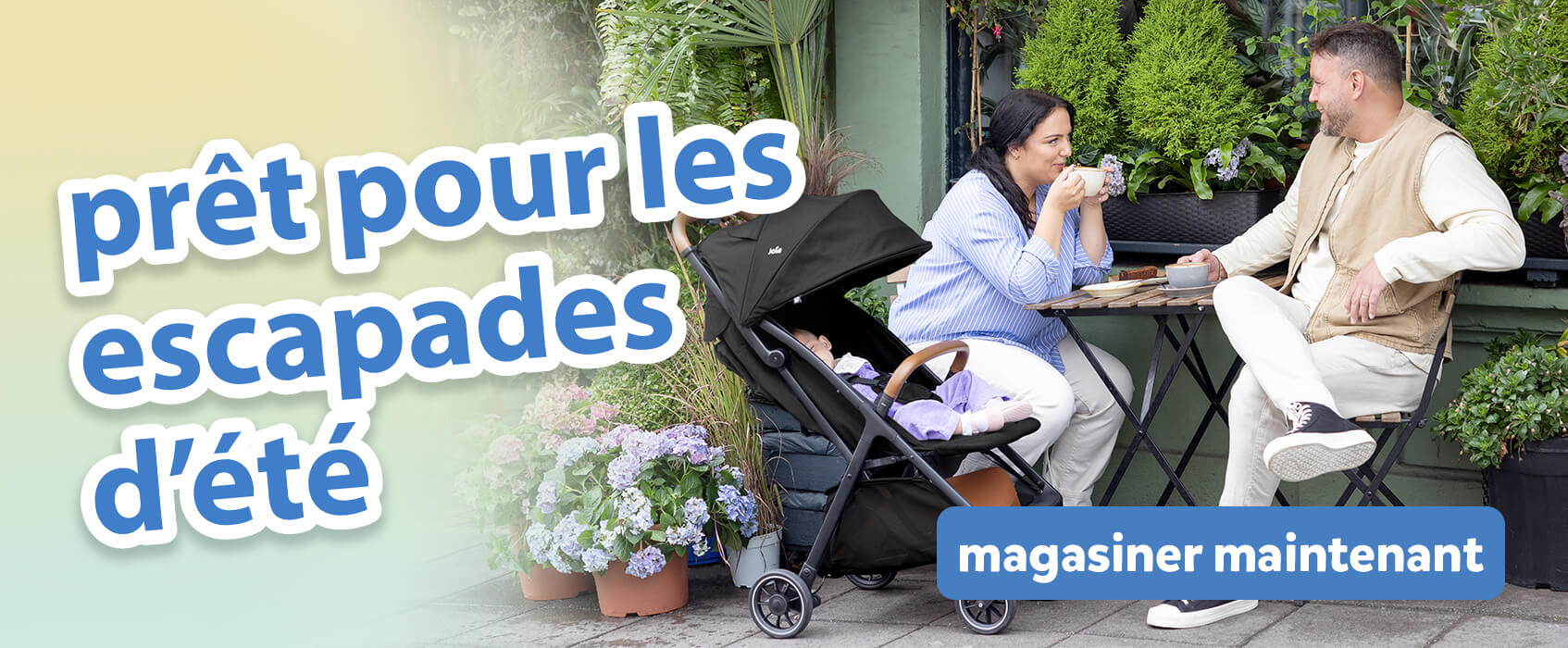 Des parents discutent autour d&rsquo;un caf&eacute; &agrave; une table en terrasse, dans un jardin. B&eacute;b&eacute; se d&eacute;tend confortablement &agrave; c&ocirc;t&eacute; d&rsquo;eux dans la poussette Joie pact pro. Le texte &agrave; l&rsquo;&eacute;cran met en avant les indispensables pour voyager en &eacute;t&eacute;.