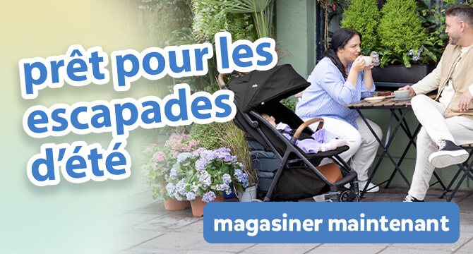 Des parents discutent autour d&rsquo;un caf&eacute; &agrave; une table en terrasse, dans un jardin. B&eacute;b&eacute; se d&eacute;tend confortablement &agrave; c&ocirc;t&eacute; d&rsquo;eux dans la poussette Joie pact pro. Le texte &agrave; l&rsquo;&eacute;cran met en avant les indispensables pour voyager en &eacute;t&eacute;.