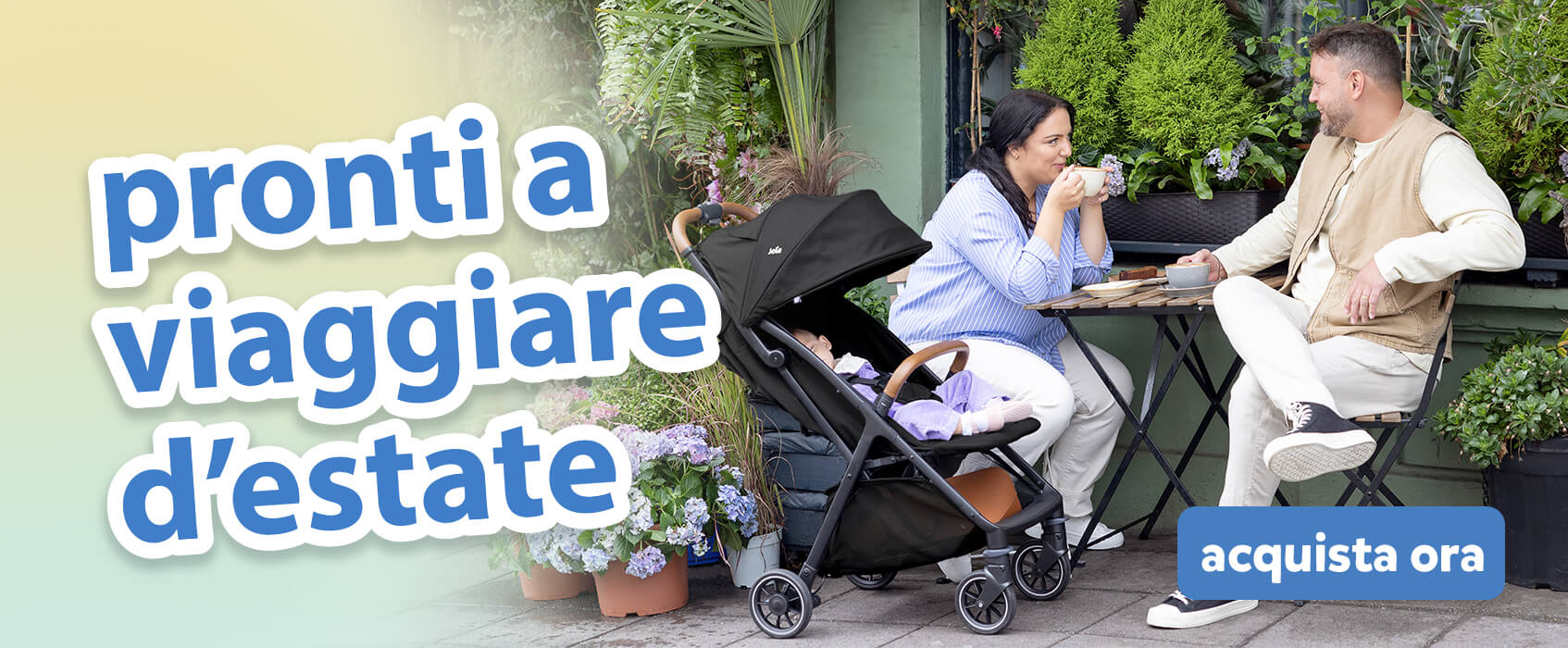 Genitori che chiacchierano davanti a un caff&egrave; a un tavolino in un giardino all&rsquo;aperto. Il bambino si rilassa comodamente accanto a loro nel passeggino Joie pact pro. Il testo sull&rsquo;immagine mette in evidenza gli essenziali per i viaggi estivi.