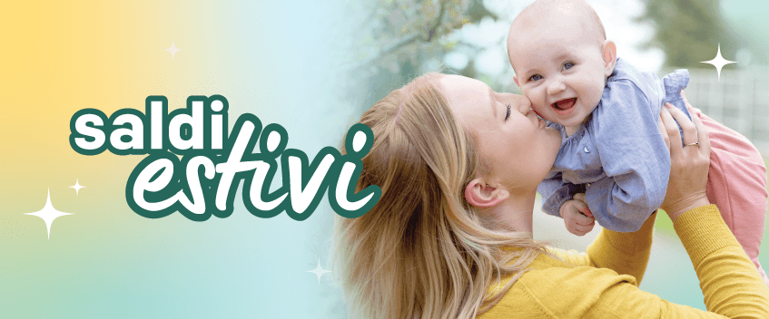Mamma sorridente solleva in alto il suo bimbo felice – scopri i saldi estivi di Joie!