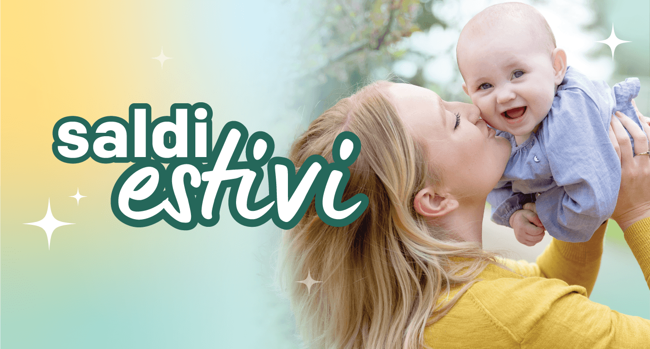 Mamma sorridente solleva in alto il suo bimbo felice – scopri i saldi estivi di Joie!