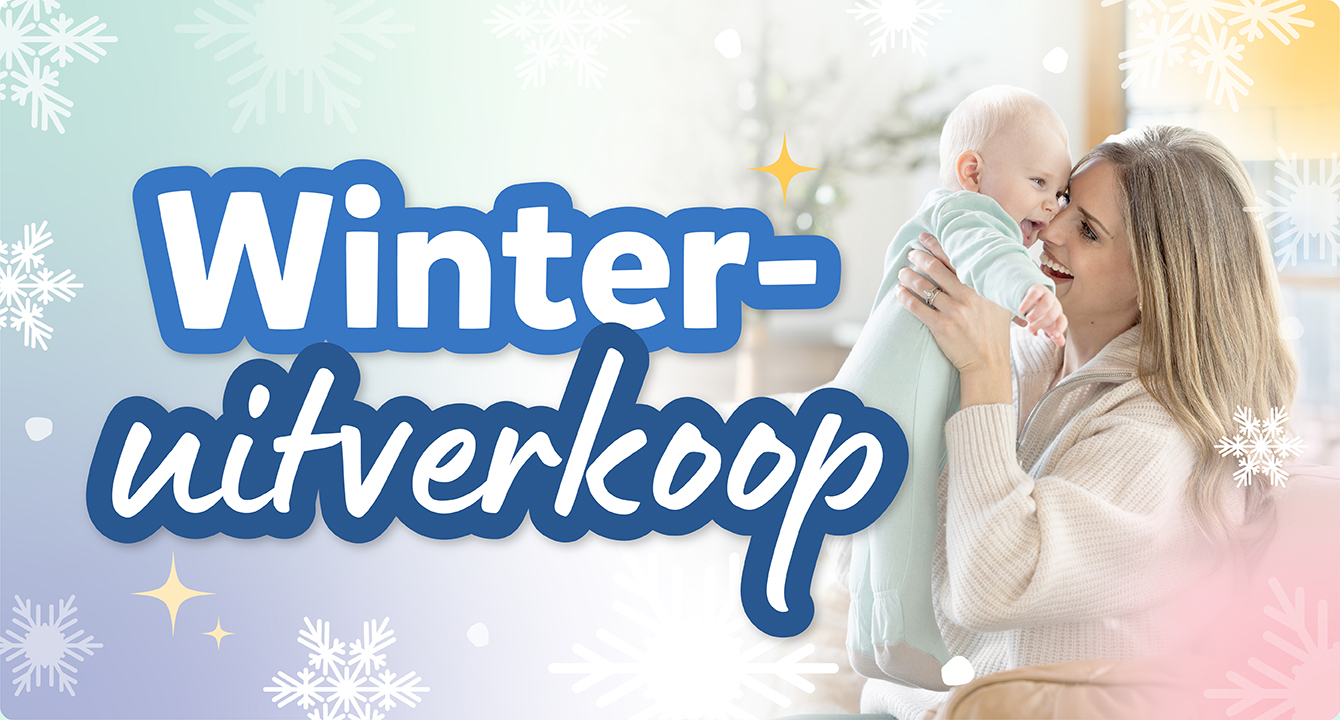 Blije moeder tilt lachende baby omhoog &ndash; komt de winteraanbiedingen van Joie bekijken!