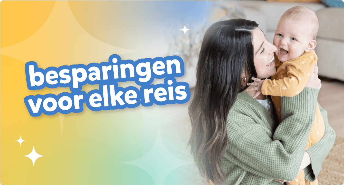 Een moeder glimlacht warm terwijl ze haar lachende baby knuffelt in een knusse huiselijke omgeving.