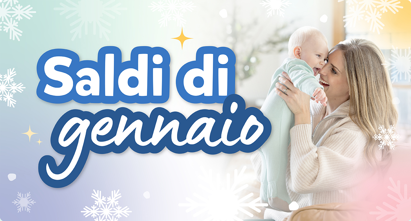 Mamma sorridente solleva in alto il suo bimbo felice – banner che fa riferimento ai saldi di gennaio