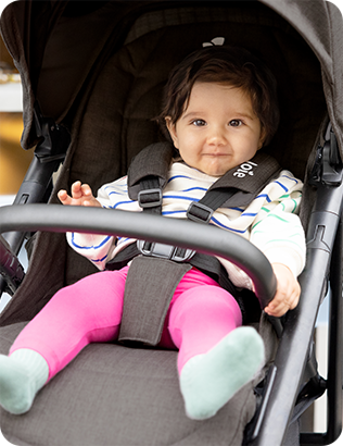 Bébé assis dans une poussette Mytrax Pro grise