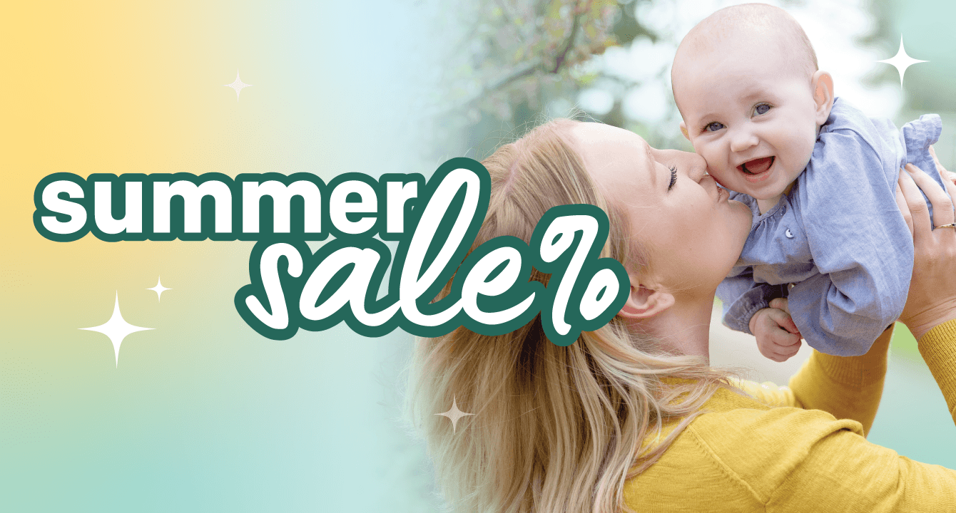 Mama strahlt und h&auml;lt ihr fr&ouml;hliches Baby in die Luft &ndash; dazu gibt&rsquo;s alle Infos zum Sommer-Sale von Joie.