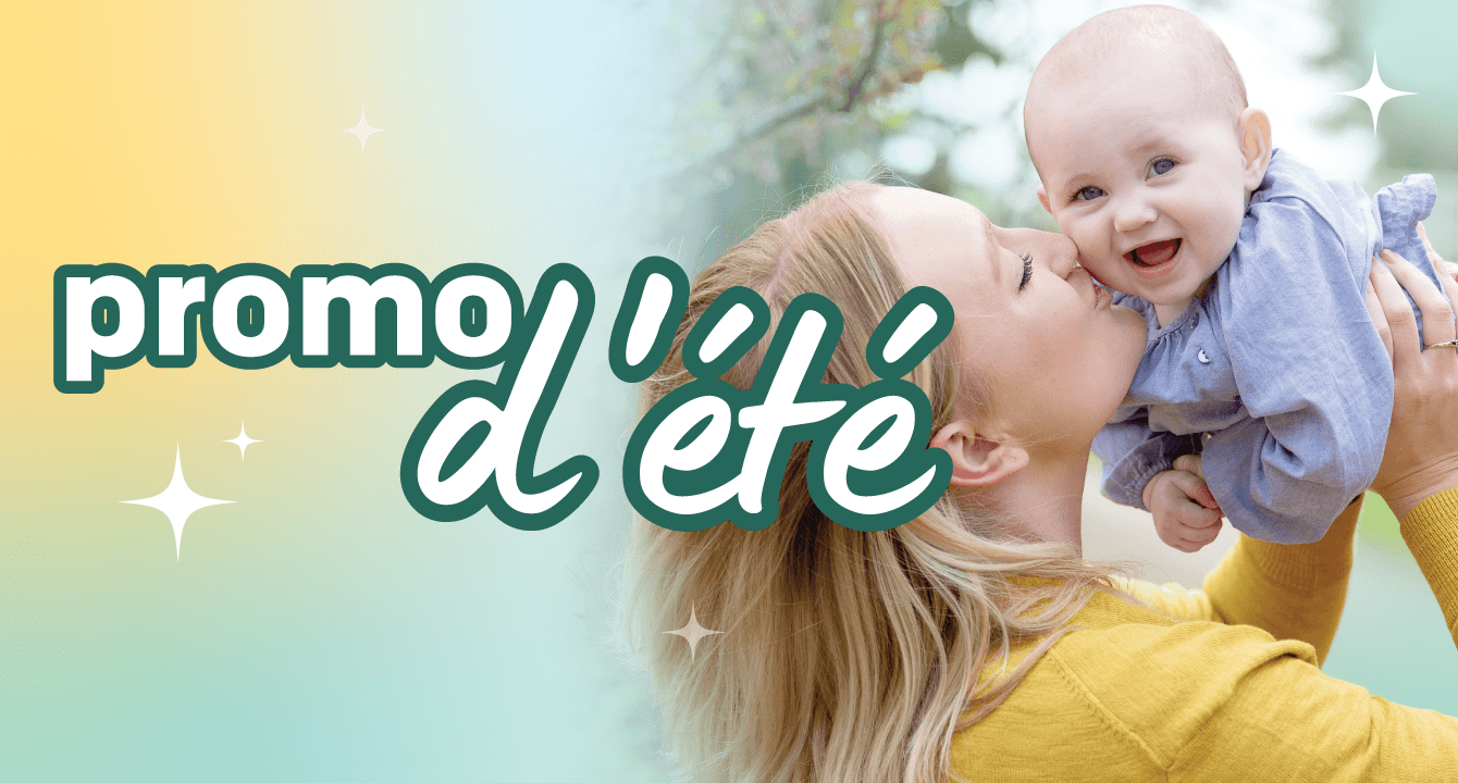 Maman souriante tenant son b&eacute;b&eacute; joyeux en l&rsquo;air, avec infos sur les promos d&rsquo;&eacute;t&eacute; Joie