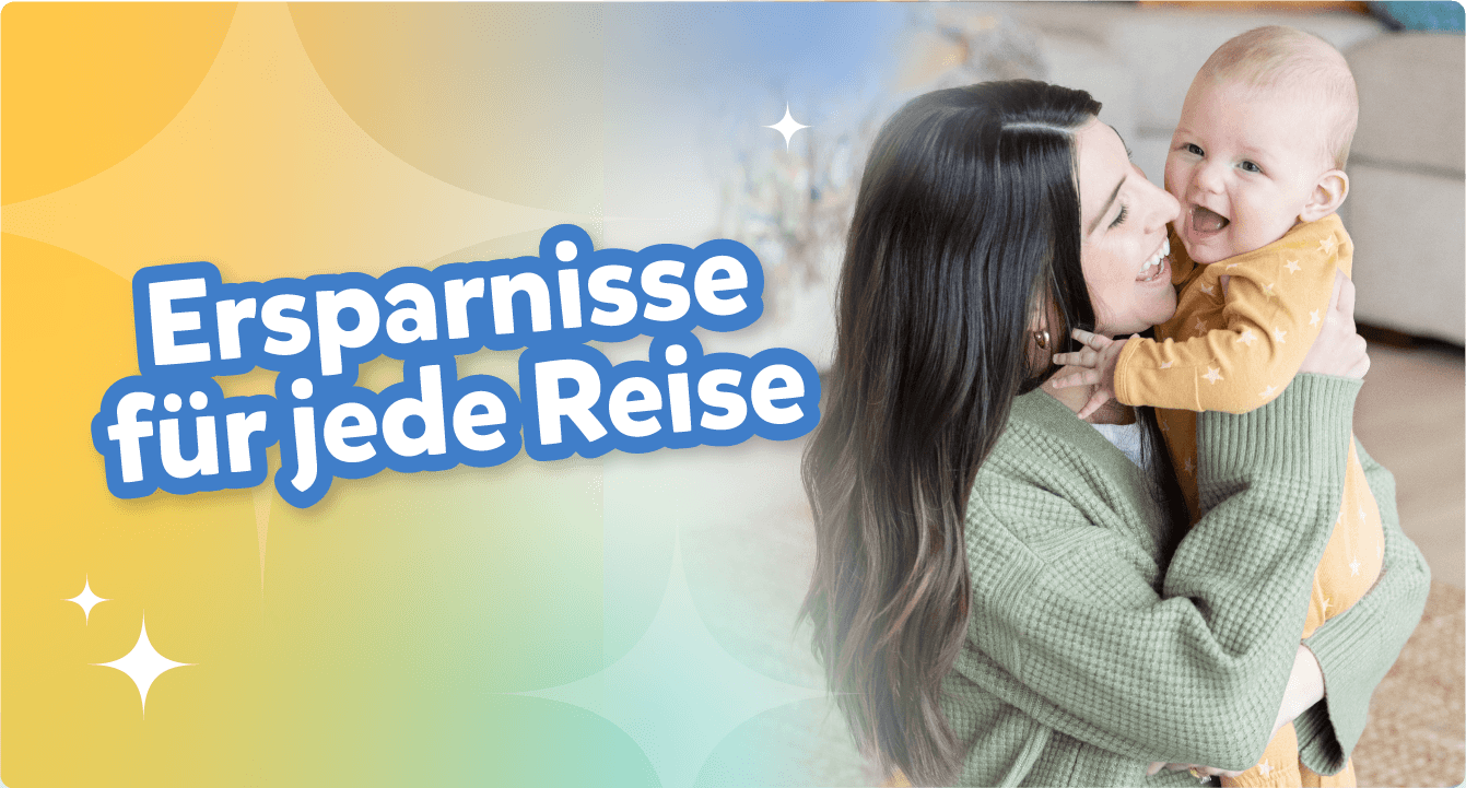 Eine Mutter l&auml;chelt warmherzig, w&auml;hrend sie ihr l&auml;chelndes Baby in einer gem&uuml;tlichen Wohnumgebung umarmt.