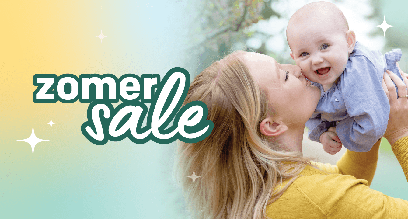 Blije moeder tilt lachende baby omhoog &ndash; ontdek alles over Joie's zomeraanbiedingen!