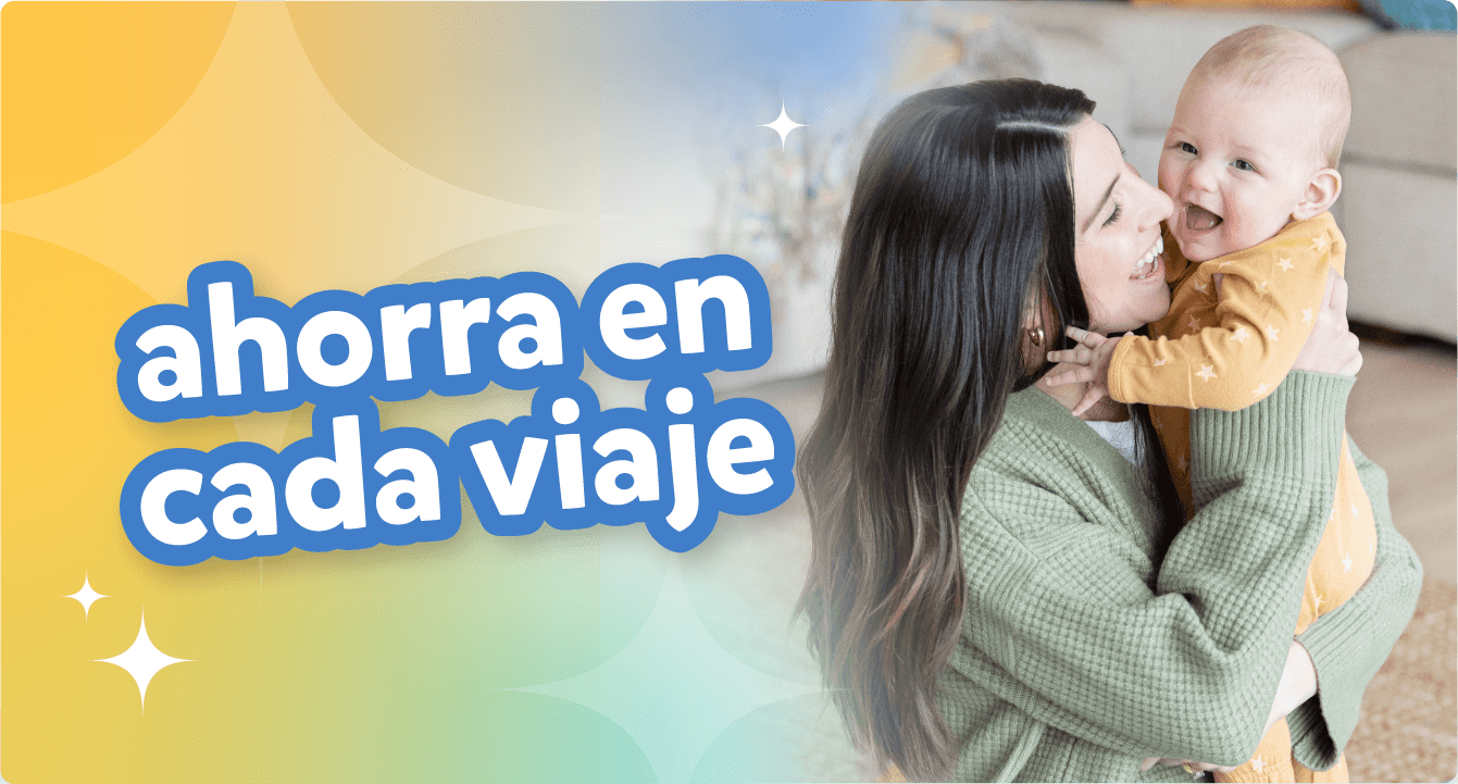 Una madre sonr&iacute;e con cari&ntilde;o mientras abraza a su beb&eacute;, que tambi&eacute;n sonr&iacute;e, en un acogedor ambiente familiar.