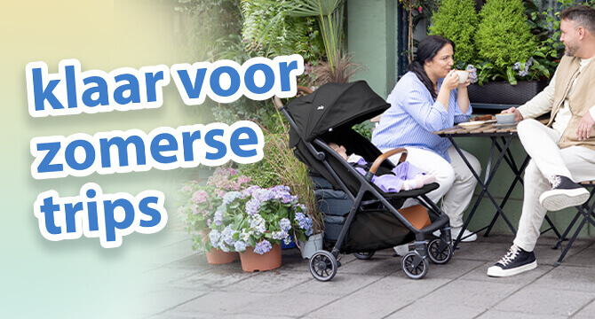 Ouders zitten te kletsen met een kop koffie aan een caf&eacute;tafel in een tuinsetting buiten. De baby ligt er comfortabel naast in de Joie pact pro kinderwagen. Tekst op de afbeelding benadrukt de must-haves voor zomerse uitstapjes.