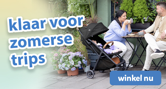 Ouders zitten te kletsen met een kop koffie aan een caf&eacute;tafel in een tuinsetting buiten. De baby ligt er comfortabel naast in de Joie pact pro kinderwagen. Tekst op de afbeelding benadrukt de must-haves voor zomerse uitstapjes.
